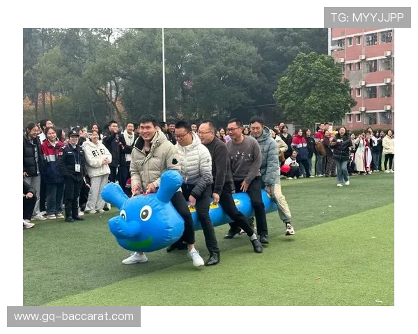 四人携手合作跑步竞赛游戏挑战 两根绳子的速度与默契考验